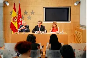  Francisco Granados –en el centro– y Victoria Cristóbal, durante la presentación de las becas, la pasada semana.