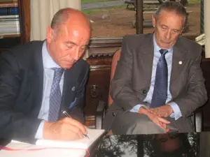  Santiago Camba firma en el libro de visitas del Hogar Espa&ntilde;ol.