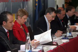   El presidente Ruiz -en el centro-, durante su intervención.
