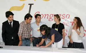 Un grupo de jóvenes firman el Pacto de Río en el Congreso de Brasil.