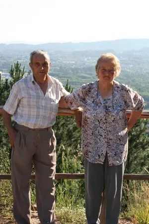 Evaristo y Leonila, en el mirador de la parroquia de Paramos.