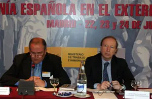  Javier Elorza –a la izquierda–, durante su comparecencia en el pleno.