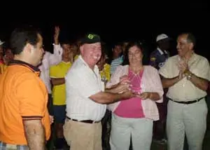 José Luis Ferrera y Guillermina Hernández entregan el trofeo de la final del Campeonato de Fútbol sub-15, Copa Día de Canarias.