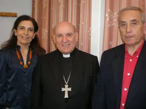 El obispo de Cantabria, Vicente Jiménez, con el presidente, Julio Bahón, y la secretaria, Conchita Almajano.
