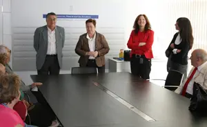  Un momento de la reunión de Teresa Ordiz y Manuel Fernández de la Cera con el comité de solidaridad.