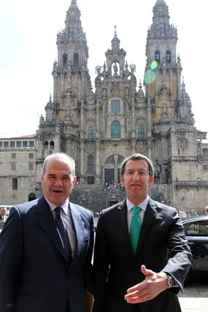  Chaves y Feij&oacute;o, con la catedral de Santiago al fondo.
