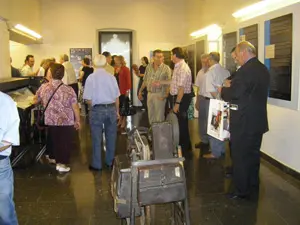  Un intre da visita a exposici&oacute;n.