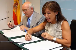  Beatriz Mato y Antonio Fontnela, durante la firma del convenio de colaboraci&oacute;n.