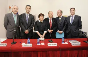  Todos los colaboradores del libro, junto al presidente de la Casa de Galicia y la viuda de Calvo Sotelo.