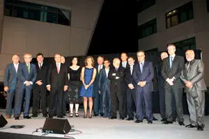  Dirigentes de la Asociaci&oacute;n, invitados y premiados posan tras la ceremonia de entrega de los galardones.
