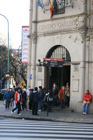 Algunas personas con cubre bocas en las cercanías de la entrada del Centro Gallego de Buenos Aires.