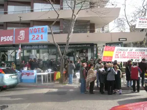 Mesas y balconeras en los exteriores del Consulado, durante la jornada electoral.