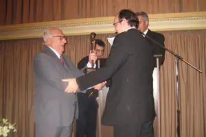 Manuel Rodiño entrega el premio Quijote a Julio Olmos.