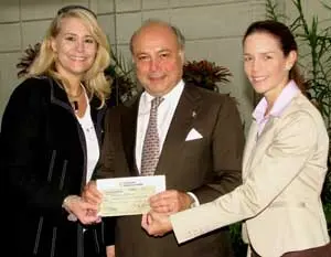 María Dolores García, presidenta de la Fundación Banco Canarias; entre el donativo a Eugenio Mendoza, presidente de la Junta Directiva del Hospital Ortopédico Infantil; y Andreína Vogeler, presidenta de la Fundación contra la Parálisis Infant