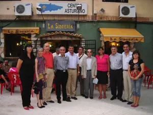  La nueva junta directiva posa frente al Centro Asturiano en Alicante.