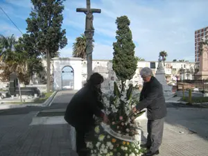  Carmen Lorenzo y Eduardo Alonso dejan ofrenda floral al pie del cruceiro.