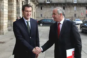  N&uacute;&ntilde;ez Feij&oacute;o y Manuel V&aacute;zquez, se saludan al comienzo del encuentro.