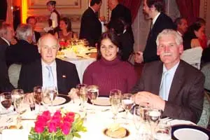 El presidente de la Cámara Española en Guayaquil, Juan Marcet; Ana María Villegas de González, y Eugenio González de la Vega.