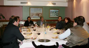 Un momento de la comida con la prensa.