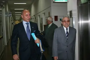  Camba recorre, en su anterior viaje, las instalaciones del Centro Gallego, junto a su presidente, Julio Mart&iacute;nez.