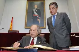  El Premio Nobel fima en el Libro de Oro de la Diputación.