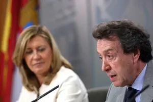 El consejero de la Presidencia y portavoz de la Junta, José Antonio de Santiago-Juárez, informa de los asuntos tratados en la reunión del Consejo de Gobierno junto a la consejera de Hacienda, Pilar del Olmo