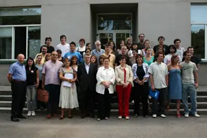  El presidente del Consejo de Comunidades, la viceconsejera de Emigración y la directora de la Agencia Asturiana de Emigración, con los alumnos y alumnas y profesorado de la Escuela de Asturianía.