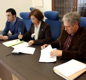 En primer término, el presidente de la Asociación Castellano y Leonesa de Emigrantes y Retornados, Alfonso de Barrio, durante un acto.