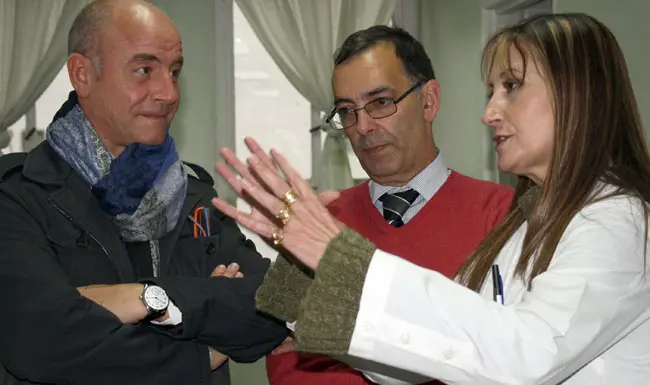  Santiago Camba y Roberto Pérez escuchan las explicaciones de Mirta Sáez.