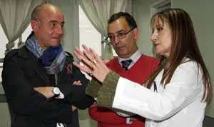  Santiago Camba y Roberto Pérez escuchan las explicaciones de Mirta Sáez.