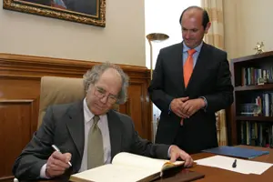El Premio Nobel firma en el libro de honor de la Diputaci&oacute;n de Pontevedra, en presencia de Louz&aacute;n.
