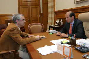  El presidente provincial anunció a Jorge Canda que la ‘Escola de Canteiros’ modelará un monumento de piedra.