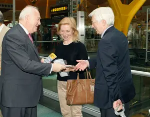 Moratinos repartió información entre los viajeros.