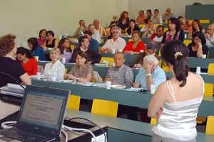 Gloria Pérez Serrano y Judit Vega Avelaira, de espaldas, se dirigen a los asistentes al seminario.
