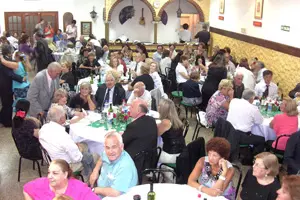 Vista parcial del salón de actos e invitados a la cena.