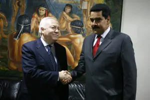 Miguel Ángel Moratinos saluda a su homólogo venezolano, Nicolás Maduro, durante una visita anterior a Venezuela.
