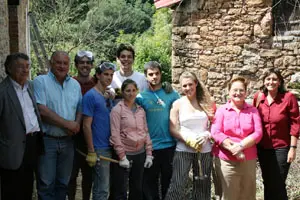  La viceconsejera de Emigración y el resto de dirigentes posaron junto a los jóvenes en el campo de trabajo de Morcín.