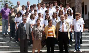 Ramos y De la Cera posan con los participantes en el programa ‘Asturias es así’.