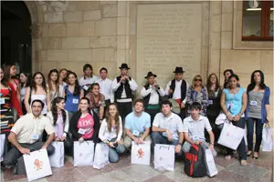 Los jóvenes argentinos escuchan la dulzaina, uno de los instrumentos típicos de la comunidad.