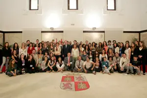 El presidente Herrera, acompañado por Alfonso Fernández Mañueco y Félix Colsa, posa con los jóvenes del exterior que están visitando la comunidad.