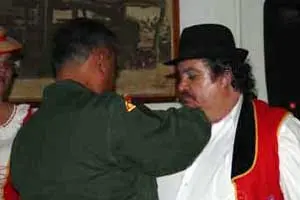 El presidente del CSAC e integrante del Grupo ‘Brisas Canarias’, Carmelo Hernández Méndez, es condecorado por el coronel Faría Villalobos.
