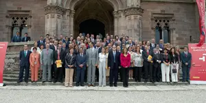 Los Príncipes de Asturias posaron junto al resto de autoridades y directores de los centros del Instituto Cervantes en la entrada del Palacio de Sobrellano.