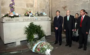  Alberto N&uacute;&ntilde;ez Feij&oacute;o y Gerardo Fern&aacute;ndez Albor, en la ofrenda floral ante la tumba de Castelao.