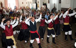  Un momento de la actuaci&oacute;n del cuerpo de baile y gaitas de Monterroso y Antas de Ulla.