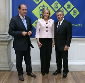 El presidente Louz&aacute;n, con la comitiva dominicana.