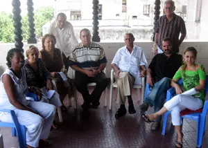 Adela Sierra y el doctor Efraín González, con un grupo de científicos médicos del hospital.