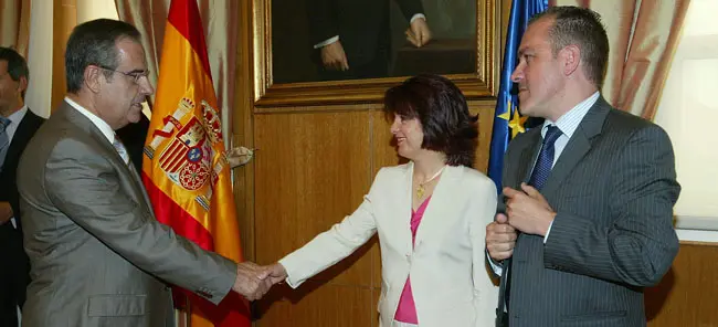 Celestino Corbacho saluda a Pilar Pin, en presencia de Agustín Torres.