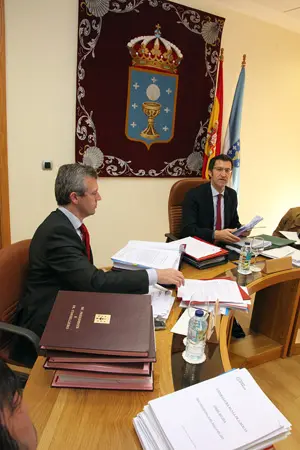 Alfonso Rueda  y Alberto N&uacute;&ntilde;ez Feij&oacute;o, durante el Consello celebrado en el Parlamento. 