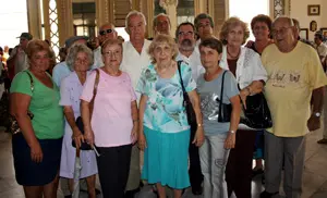  Regueiro y Mart&iacute;nez &ndash;en el centro&ndash;, con directivos gallegos en Cuba festejando el centenario.