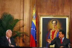 Hugo Chávez, junto a Miguel Ángel Moratinos, durante la recepción a la delegación española.